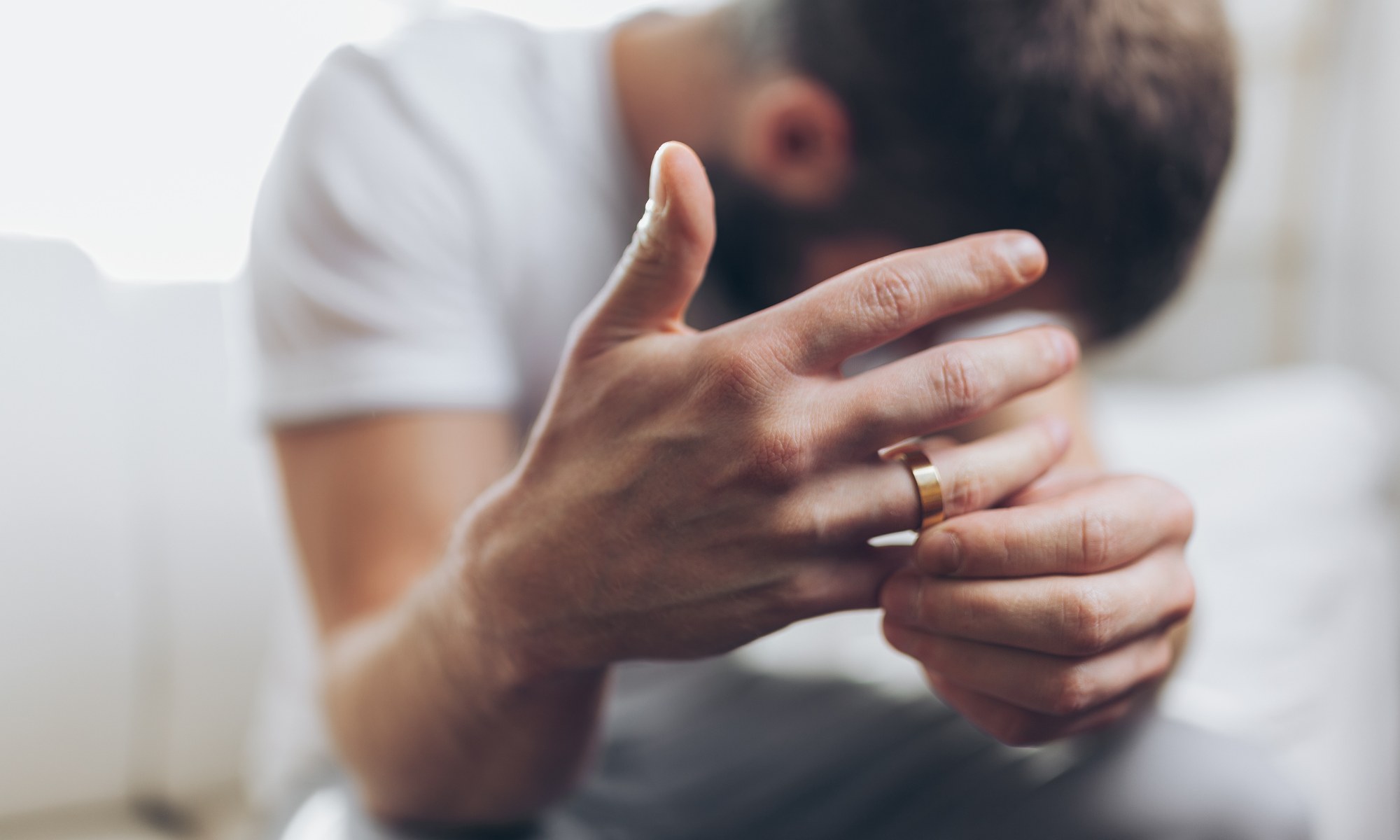 homem com uma aliança de casamento